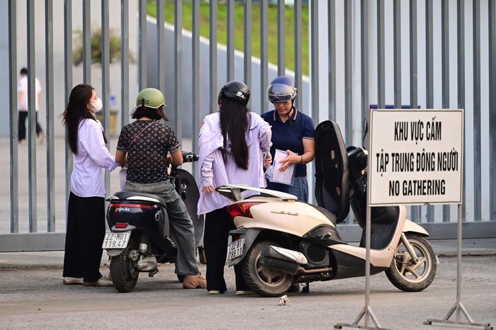 Phụ huynh đưa con đến dự thi