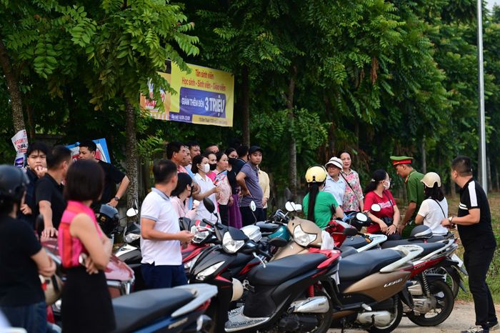 Phụ huynh đưa con đến điểm thi Trường THPT chuyên Tuyên Quang đến dự thi tốt nghiệp THPT lần 2