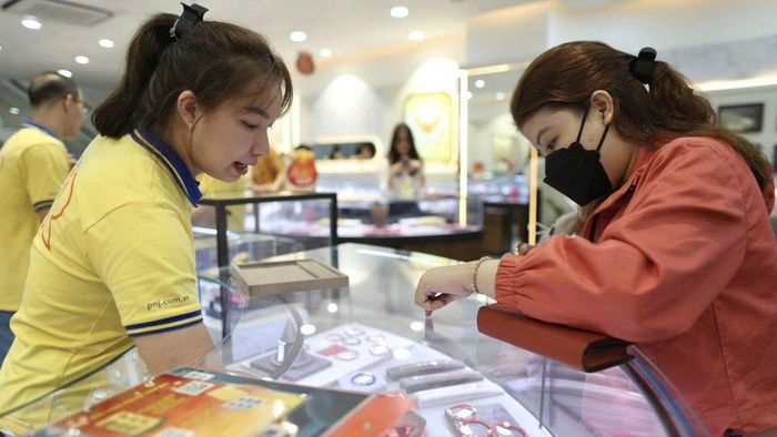 Giá vàng trong nước sáng nay giảm theo giá vàng thế giới. Ảnh: NHUNG NGUYỄN