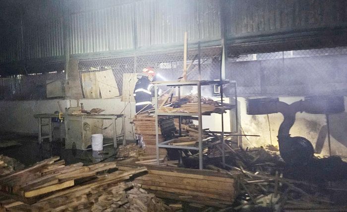 Cán bộ, chiến sĩ cảnh sát PCCC tập trung khống chế không cho hỏa hoạn lây lan sang các khu vực lân cận. Ảnh: H. TÂM