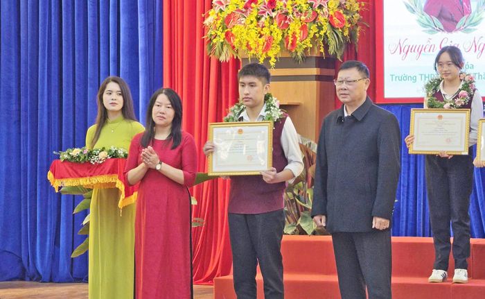 Chủ tịch UBND phường Xuân Hương – Đà Lạt Trần Thị Vũ Loan trao thưởng cho các học sinh