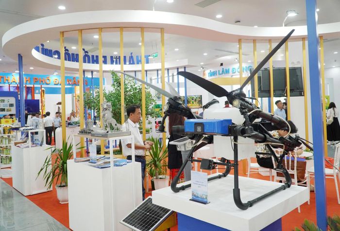  Trưng bày các sản phẩm kỹ thuật công nghệ của TPHCM. Ảnh: NGỌC OAI 