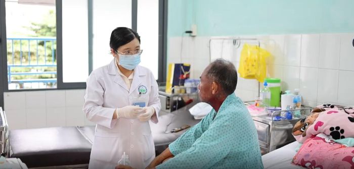 Bác sĩ Bệnh viện Da liễu thăm khám cho người bệnh (Ảnh: BVCC)