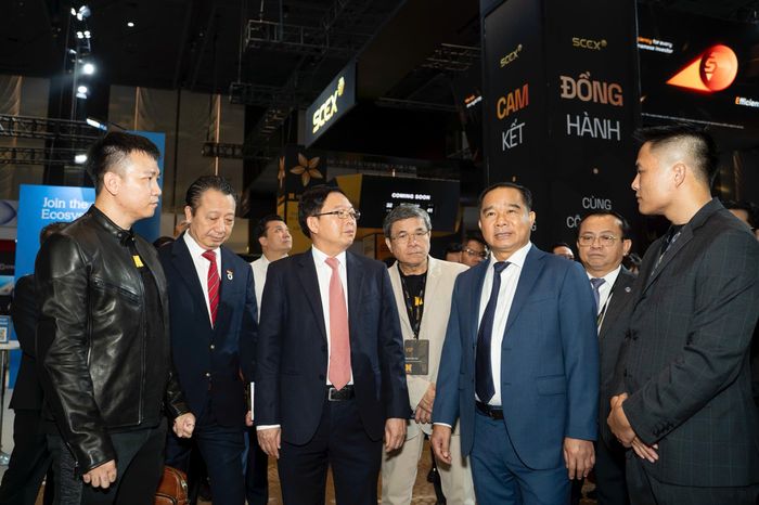 Phó Thủ tướng Hồ Quốc Dũng, Chủ tịch UBND TPHCM Nguyễn Văn Được cùng các đại biểu tham quan các gian trưng bày tại Conviction 2026.
