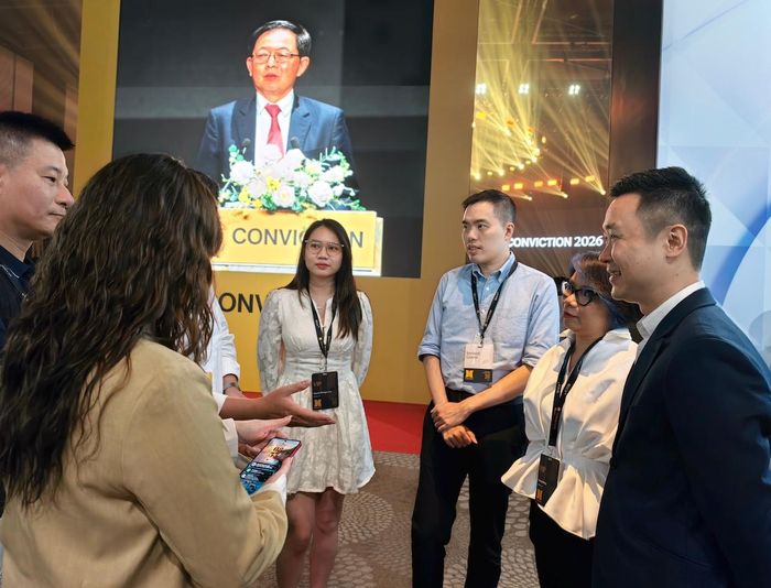 Ông Nguyễn Phú Dũng, CEO PILA (bìa trái) trao đổi với các đại biểu trao đổi bên lề sự kiện.