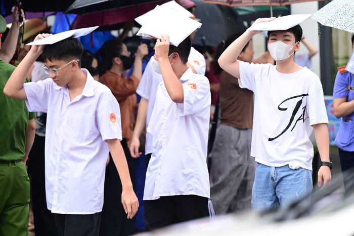 Thí sinh thi lại ở Điểm thi Trường THPT chuyên Tuyên Quang sáng 14-8. Ảnh: ĐỖ TRUNG