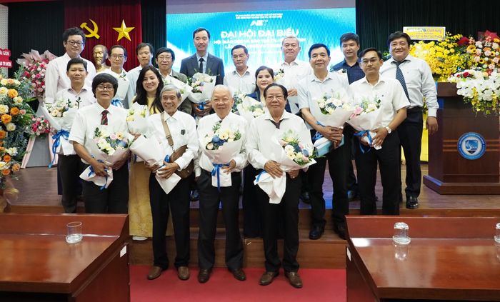  Ban Chấp hành Hội Giáo dục và Đào tạo TPHCM lần thứ I nhiệm kỳ 2026-2031 chụp hình cùng Ban cố vấn chuyên môn 