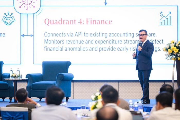  Ông Lê Quốc Minh trình bày tham luận tại phiên thảo luận “Tầm nhìn chiến lược về AI”. Ảnh: TIẾN CƯỜNG 