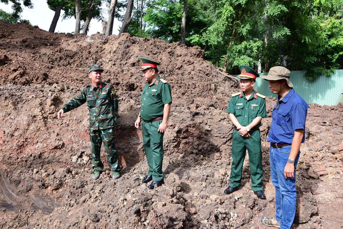  Thiếu tướng Nguyễn Thành Trung kiểm tra tại thực địa thực hiện nhiệm vụ tìm kiếm, quy tập hài cốt liệt sĩ tại Công viên Lê Thị Riêng 