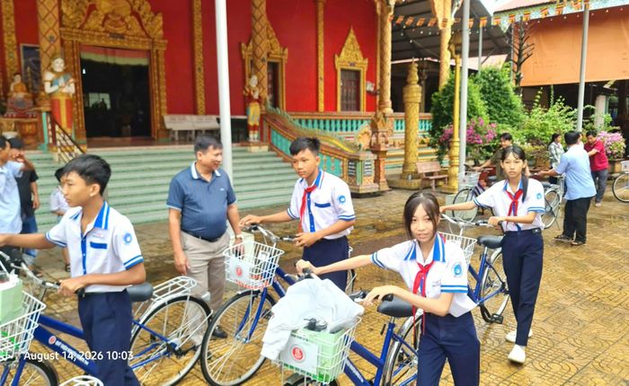  Các em học sinh nhận xe đạp mới 
