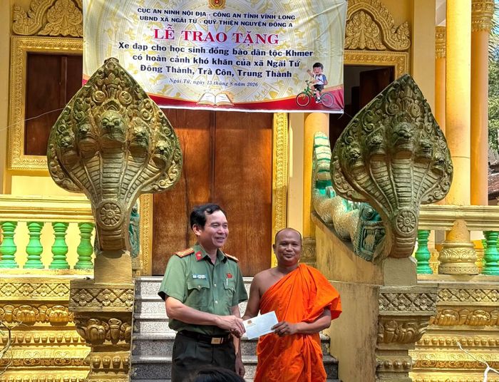  Đại diện lãnh đạo A02 trao quà đến Sư cả ngôi chùa Khmer trên địa bàn xã Ngãi Tứ, tỉnh Vĩnh Long 