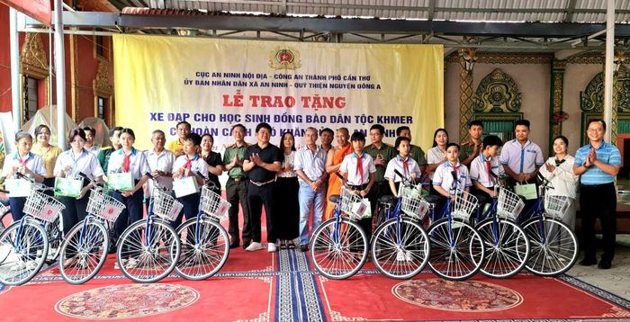  Đại diện đơn vị, doanh nghiệp tài trợ tặng xe đạp các em học sinh tại xã An Ninh, TP Cần Thơ 