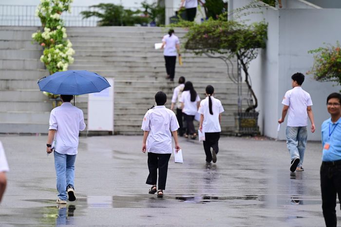  Thí sinh Tuyển Quang đến dự thi môn Toán chiều 14-8. Ảnh: ĐỖ TRUNG 