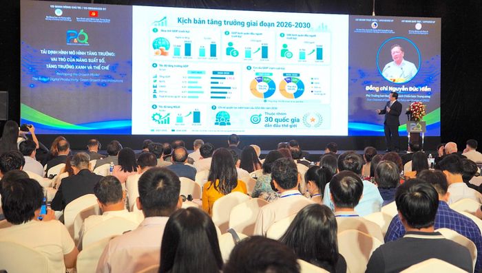 Phó Trưởng ban Ban Chính sách, chiến lược Trung ương Nguyễn Đức Hiển trình bày tham luận tại diễn đàn. QUANG HUY