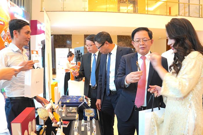 Phó Thủ tướng Hồ Quốc Dũng tham quan các không gian KHCN tại diễn đàn. QUANG HUY