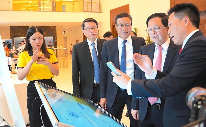Phó Thủ tướng Hồ Quốc Dũng tham quan các không gian KHCN tại diễn đàn. QUANG HUY