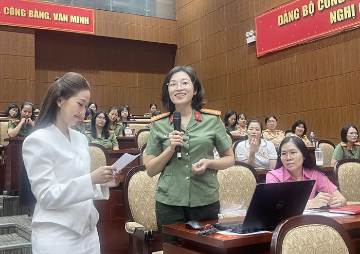  Tác giả, người dẫn chương trình Liêu Hà Trinh giao lưu cùng đồng chí Hải Yến. Ảnh: DIỆU HIỀN 