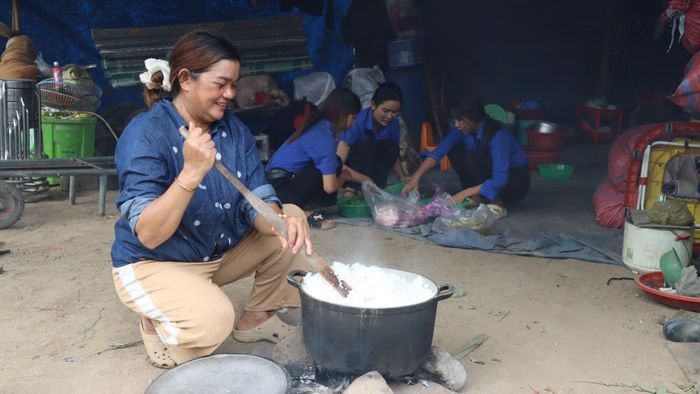  Nấu cơm phục vụ người dân tháo dỡ nhà. Ảnh: HỮU PHÚC 