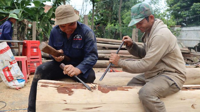  Sữa chữa trụ nhà. Ảnh: HỮU PHÚC 