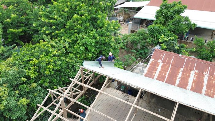  Một căn nhà đang tháo dỡ phần mái. Ảnh: HỮU PHÚC 