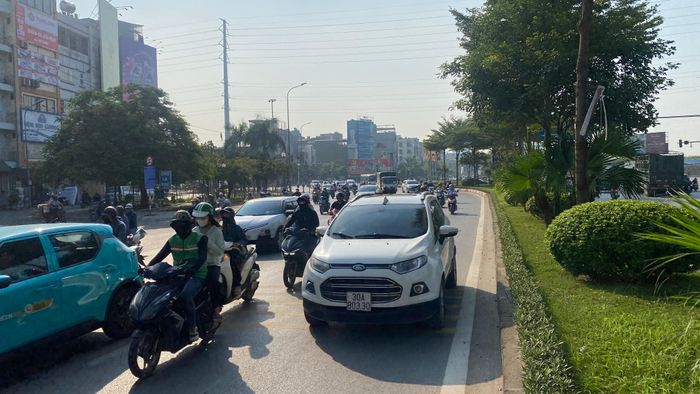  Trước đó, sáng 14-8, Hà Nội vẫn nắng nóng và oi bức, nhiệt độ cao. Ảnh: PHÚC HẬU 