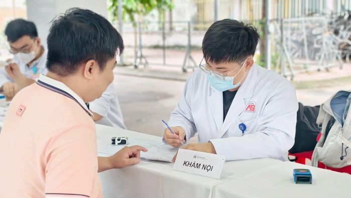  Bác sĩ Bệnh viện An Bình khám sức khỏe cho người dân. Ảnh: BVCC 
