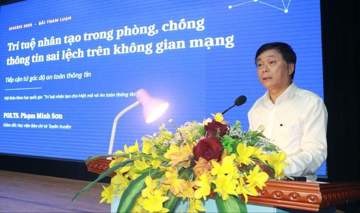  PGS-TS Phạm Minh Sơn, Giám đốc Học viện Báo chí và Tuyên truyền trình bày tham luận tại hội thảo. Ảnh: LH-BBT 