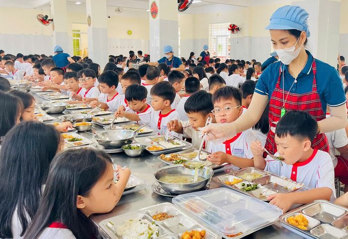 Bữa ăn bán trú của học sinh Trường Tiểu học Quang Trung, phường Tam Thắng, TPHCM. Ảnh KHÁNH CHI