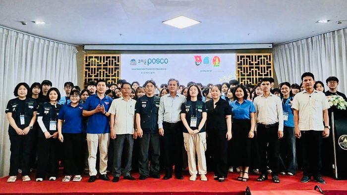 Lãnh đạo phường gặp gỡ đoàn tình nguyện.