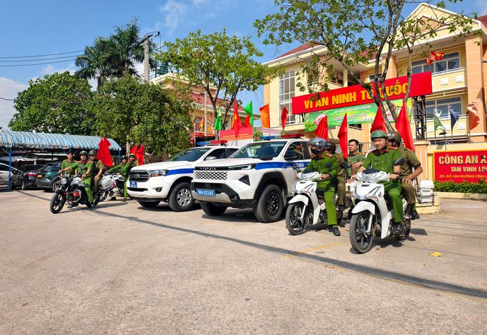 Lực lượng Công an xã Tân Vĩnh Lộc tuần tra trong ngày. Ảnh: NGUYỄN TÂN