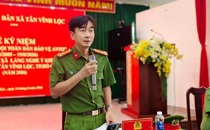 Thượng tá Vũ Hồng Dũng, Trưởng Công an xã Tân Vĩnh Lộc giải đáp các ý kiến của người dân. Ảnh: NGUYỄN TÂN