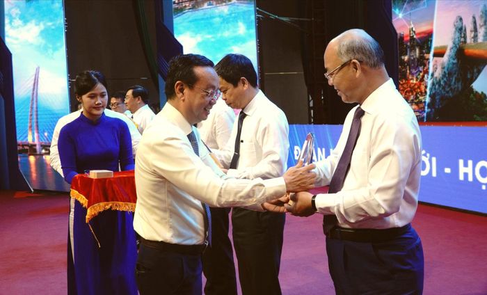 Sự kiện ghi nhận các hoạt động trao kỷ niệm chương tri ân đại biểu. Ảnh: NGỌC OAI