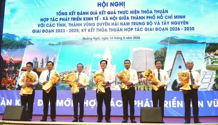 Chụp ảnh đánh dấu chặng đường liên kết mới giai đoạn 2026-2030. Ảnh: NGỌC OAI