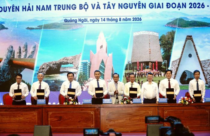 UBND TPHCM và các tỉnh, thành vùng Duyên hải Nam Trung Bộ, Tây Nguyên đã ký kết Bản Thỏa thuận hợp tác phát triển kinh tế - xã hội giai đoạn 2026–2030. Ảnh: NGỌC OAI