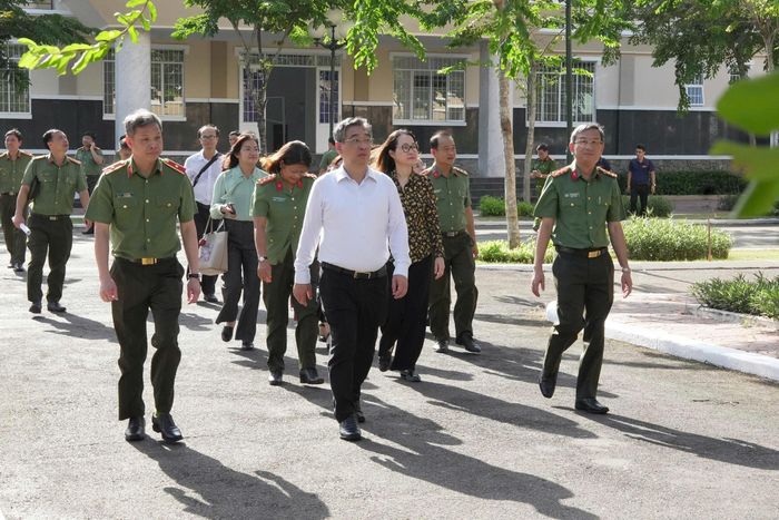 Phó Bí thư Thành ủy TPHCM Nguyễn Phước Lộc cùng đoàn công tác tham quan hiện trạng cơ sở vật chất của nhà trường. Ảnh: THU TÂM