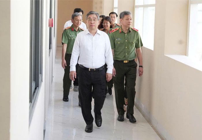 Đoàn công tác tham quan hiện trạng cơ sở vật chất của nhà trường. Ảnh: THU TÂM