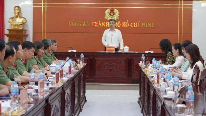 Phó Bí thư Thành ủy TPHCM Nguyễn Phước Lộc chủ trì buổi làm việc, chiều 14-8. Ảnh: THU TÂM
