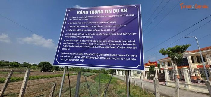 Ông Nguyễn Quốc Việt - Phó giám đốc Ban Quản lý dự án đầu tư - hạ tầng xã Hồng Vân (gọi tắt BQLDA) cho biết thêm, việc bồi thường, hỗ trợ, tái định cư dự án chỉ còn vướng mắc 4 hộ dân. Trong số các hộ này, một số đang đi làm ăn xa chưa về ký được hồ sơ và hộ gia đình bà Tạ Thị Chiều (ở thôn Cơ Giáo) chưa đồng ý với mức hỗ trợ, bồi thường.