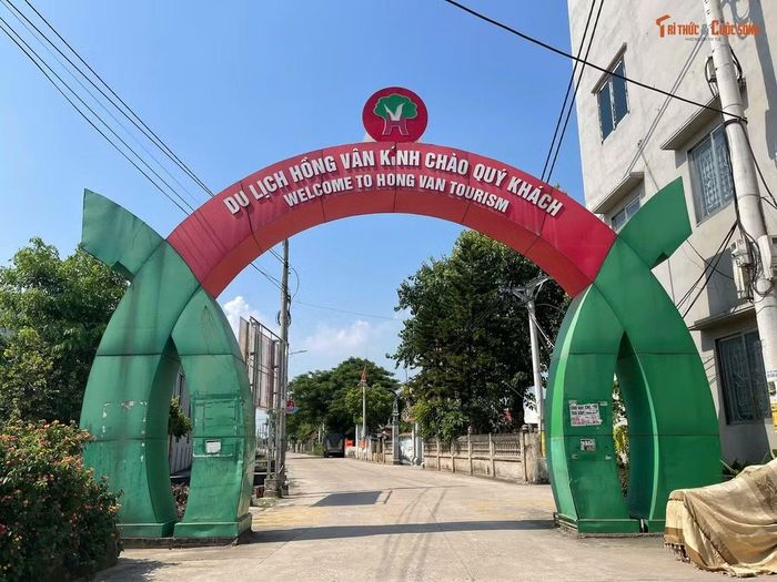 Theo ông Nguyễn Quốc Việt - Phó giám đốc Ban Quản lý dự án đầu tư - hạ tầng xã Hồng Vân, đất hộ bà Chiều là đất nông nghiệp nên sẽ được bồi thường theo giá đất nông nghiệp Nhà nước và chính sách của hộ sản xuất nông nghiệp. Ngoài ra, đối với xã Hồng Vân cũ các vị trí đất đều đã được quy hoạch, còn "đất làng nghề" không có trong danh mục bảng giá đất.