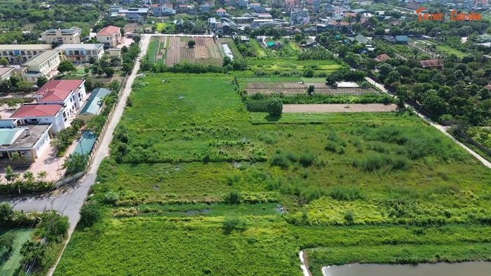 Theo UBND xã Hồng Vân, Dự án xây dựng hạ tầng kỹ thuật khu đấu giá quyền sử dụng đất tại xã đã được UBND xã phê duyệt vào tháng 12/2025. Tổng mức đầu tư là hơn 248,5 tỷ đồng, nguồn ngân sách xã, bố trí vốn trong giai đoạn 2025-2028. Chủ đầu tư là Ban Quản lý dự án đầu tư - hạ tầng xã Hồng Vân. Dự án thuộc nhóm B, công trình cấp III, với quy mô 64.412m2. Trong đó, diện tích đất công do UBND xã quản lý là 7.539,9m2. Diện tích thu hồi từ 82 thửa đất của 74 hộ gia đình, cá nhân là 56.872,1m2.