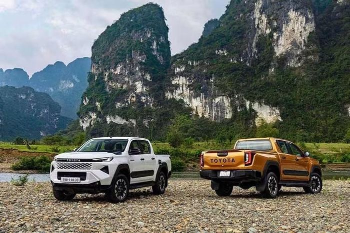 . Sau khi từng chạm mốc 1.000 xe trong tháng 6, doanh số tháng 7 của Toyota Hilux giảm còn 718 chiếc, khiến mẫu bán tải Nhật Bản lùi xuống vị trí thứ hai.