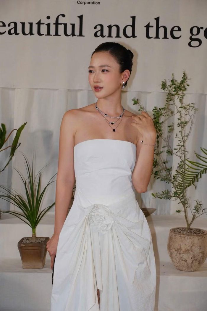 Mỗi lần đăng tải hình ảnh gợi cảm, “hot girl bế giảng” năm nào lại khiến mạng xã hội trầm trồ. Ảnh: FB Nguyễn Trâm Anh