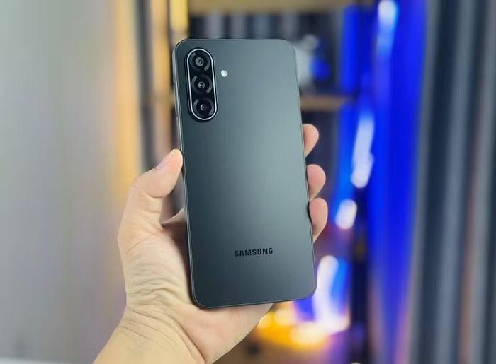 Galaxy A17 hướng đến nhóm người dùng ưu tiên sự ổn định và khả năng sử dụng lâu dài trong tầm giá khoảng 5-6 triệu đồng.