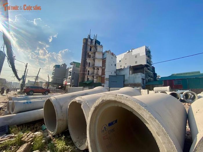 Chính từ việc cắt xén mặt bằng dở dang, những thửa đất "siêu nhỏ" không đủ điều kiện xây dựng đã nhanh chóng bị chủ nhà tận dụng dựng cột, quây tôn, chát vữa hoàn thiện cấp tốc.