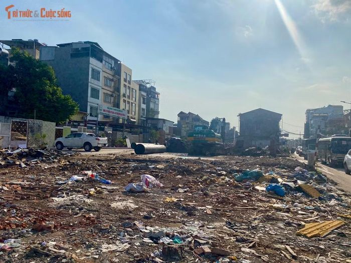 Tình trạng tương tự cũng diễn ra tại nhiều dự án mở rộng đường khác như dự án mở rộng đường Nguyễn Tuân (phường Thanh Xuân) hay tuyến Vành đai 2.5. Không chỉ gây mất mỹ quan đô thị, các công trình này còn làm dấy lên lo ngại về an toàn kết cấu và chất lượng không gian sống.