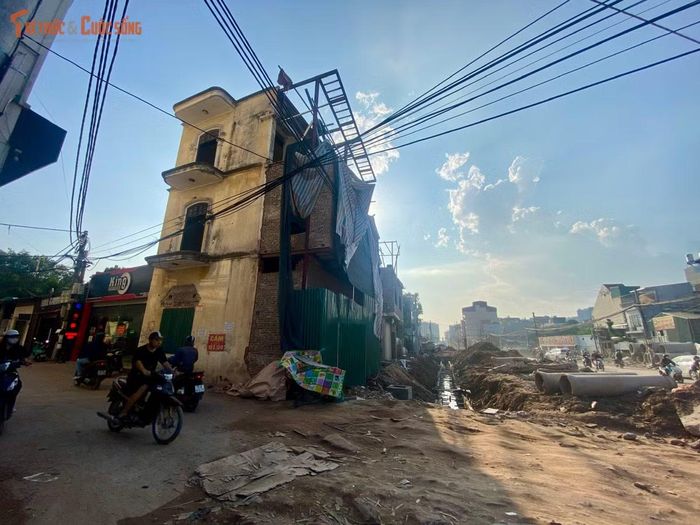 Việc tận dụng phần còn lại rất nhỏ của những căn nhà này để sử dụng tiềm ẩn nhiều nguy hiểm, mất an toàn và không đủ điều kiện về mặt bằng xây dựng, gây mất mỹ quan đô thị.