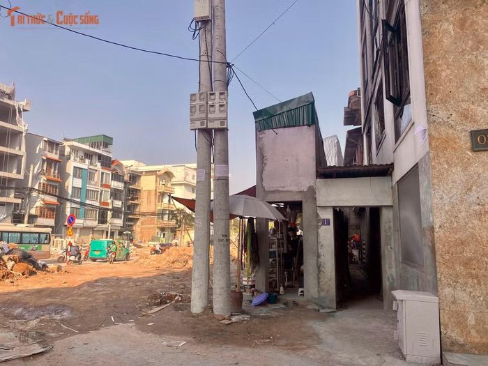 Nhìn từ góc nghiêng, căn nhà mỏng dính chỉ đủ kê một chiếc xe máy hoặc dựng tủ hàng hẹp, trông giống như một "bức tường biết ở".