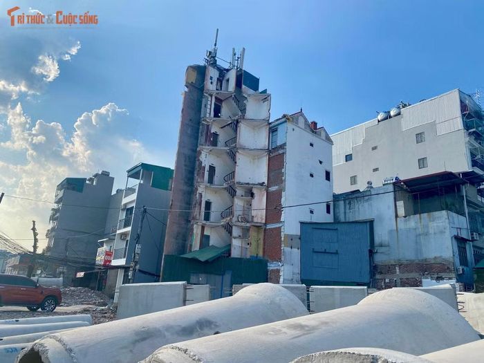 Phần lớn dự án chỉ thu hồi đúng diện tích phục vụ công trình giao thông. Sau giải phóng mặt bằng sẽ còn lại nhiều thửa đất quá nhỏ hoặc có hình dạng bất thường nhưng chưa được xử lý ngay. Đây chính là nguyên nhân hình thành nhà “siêu mỏng”.