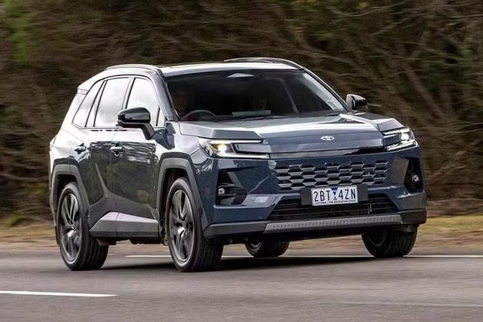Lộ trình chuyển đổi bắt đầu được triển khai trên RAV4 thế hệ mới và dự kiến mở rộng sang nhiều mẫu xe khác, lithium-ion nhiều khả năng sẽ dần thay thế vị trí chủ đạo của NiMH trên các dòng hybrid Toyota.