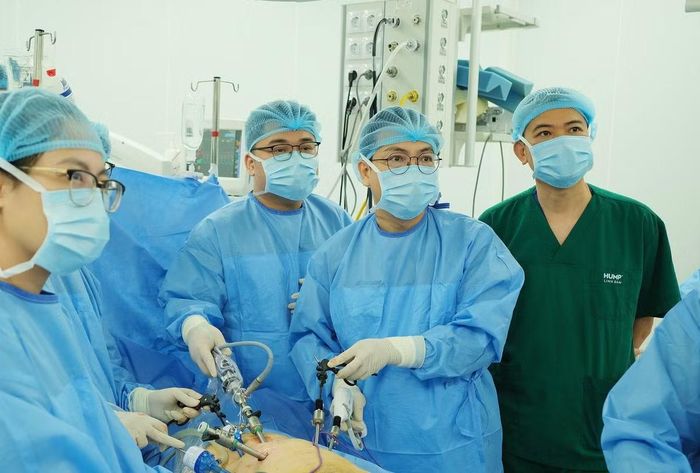 Ê-kíp phẫu thuật cho bệnh nhân - Ảnh BVCC